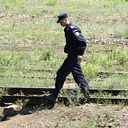 femei prinse la furat de componente de cale ferata