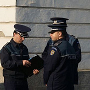 162 de persoane urmarite depistate de politisti