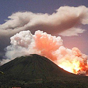 indonezia 6000 de persoane evacuate dupa eruptia unui vulcan