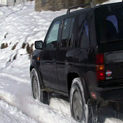 doi turisti blocati cu masina pe un drum din bucegi cu zapada de jumatate de metru au fost salvati