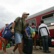 sute de persoane blocate in doua trenuri in judetul caras severin