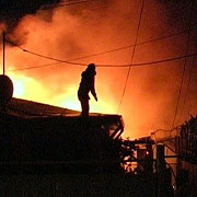 opt copii in pericol de a fi arsi dupa ce bunicul lor a dat foc locuintei