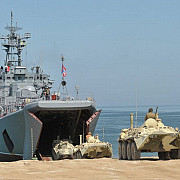 nave rusesti incarcate cu trupe au ajuns pe coasta ucraineana a crimeii