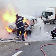 un autoturism a luat foc pe autostrada