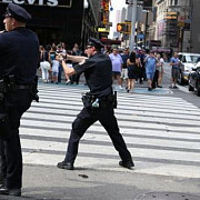 incident armat in new york trei politisti au fost raniti