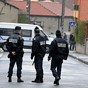 un roman a fost impuscat mortal de un politist in apropiere de paris