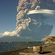 eruptie spectaculoasa in indonezia mai multe zboruri in regiune au fost anulate