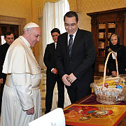 o poza cu papa mai tare decat criza din ucraina