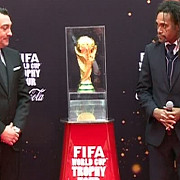 trofeul cupei mondiale fifa 2014 a sosit in bucuresti