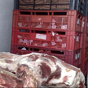noua tone de carne de porc expirata de anul trecut au fost gasite intr-un depozit din ghimbav