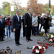 ponta si leanca au depus buchete de flori la crucea din piata maidan locul luptelor pro-ue din kiev