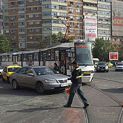 zece persoane ranite in urma coliziunii dintre un autobuz si un tramvai in bucuresti