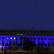 palatul victoria iluminat in albastru pentru a marca ziua internationala de constientizare a autismului