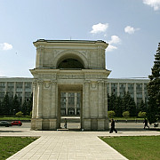 lovitura teribila primita de republica moldova autoritatile cauta 1 miliard de dolari bani care au disparut din banci