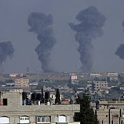 israelul bombardeaza din nou fasia gaza