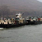 o barja care transporta 847 de tone de ingrasamant agricol s-a scufundat in apropiere de moldova veche