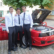 trei studenti din brasov au construit intr-un garaj o masina care poate atinge 280 kmh