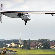 avionul solar impulse 2 a inceput primul tur al lumii fara carburant