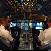 recomandare pentru companiile aeriene in cabina sa fie tot timpul doi membri ai echipajului