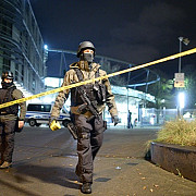 interventie a fortelor speciale langa paris explozii si focuri de arma mai multi politisti sunt raniti