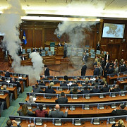 astia vor in europa opozitia din asa-zisul parlament din kosovo a dat cu gaze lacrimogene in sala