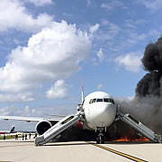 video un avion a luat foc pe pista in florida mai multe persoane au ajuns la spital
