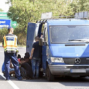 imigranti irakieni salvati de autoritatile ungare dintr-un microbuz abandonat pe autostrada