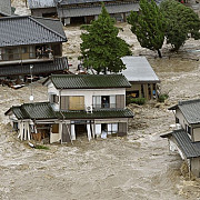 video inundatii catastrofale in japonia 150000 de oameni au primit ordin de evacuare