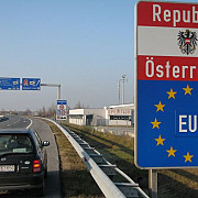 politia austriaca a reluat controalele masinilor la granita cu ungaria