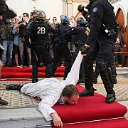preoti de la o biserica din paris tarati afara de politisti