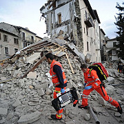 italia doi indivizi cu cetatenie romana au fost arestati pentru furt din casele afectate de cutremur
