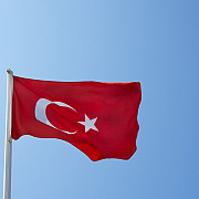 turcii vor primi nunti gratuite pietre funerare sau o masa calda daca isi vor schimba depozitele din dolari in lire turcesti