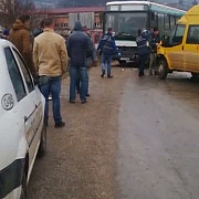 trei copii raniti dupa ce un microbuz scolar a lovit un autobuz