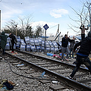 migrantii incearca sa rupa gardul la frontiera dintre grecia si macedonia