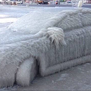 cea mai neinspirata parcare de iarna soferul va trebui sa astepte primavara ca sa intre in masina