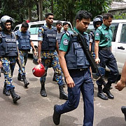 criza ostaticilor din dhaka s-a incheiat doi politisti si 20 de civili au fost ucisi un terorist a fost capturat in viata