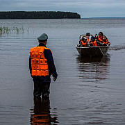 14 adolescenti are se aflau in tabara s-au inecat intr-un lac din rusia insotitorii s-au salvat pe ei si au fost arestati