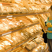 painea proaspata din supermarket e de fapt adusa congelata din import