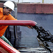 barilul de petrol brent a depasit pragul de 50 de dolari pentru prima data in 7 luni