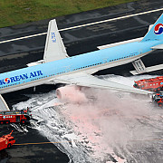 motorul unui avion korean air a luat foc inainte de decolare
