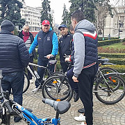 cristian ganea primarul interimar al ploiestiului pe bicicleta in centrul orasului