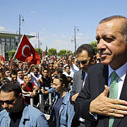 un tribunal din istanbul a plasat in detentie noua ziaristi de opozitie de la cumhuriyet