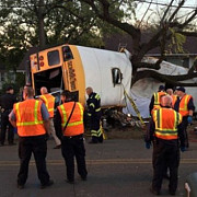 un autobuz plin cu copii s-a rasturnat si s-a lovit de un copac sunt cel putin sase morti si peste 20 de raniti