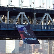 propaganda rusa functioneaza un imens banner cu putin a fost agatat de podul manhattan