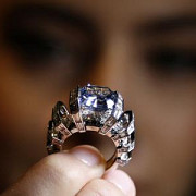 sky blue diamantul albastru de 25 de milioane de dolari va fi scos la licitatie