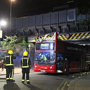autoritatile britanice anunta 26 de raniti dupa ce un autobuz supraetajat s-a izbit de un pod londonez