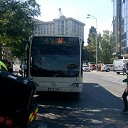 bucuresti coliziune intre un autobuz si un autoturism in apropiere de palatul parlamentului zece persoane au fost ranite