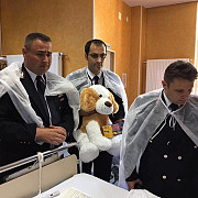baietelul de doi ani din teleorman care a cazut intr-un put vizitat la spital de salvatorii sai