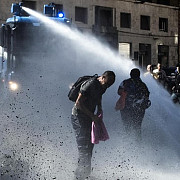 proteste violente in roma ciocniri intre refugiati si politie