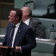 un deputat australian si-a cerut in casatorie partenerul in plina dezbatere in parlament